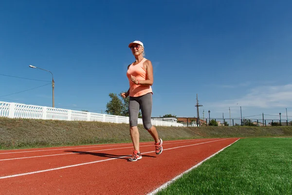 Donna Cinquantenne Corre Attraverso Stadio — Foto Stock