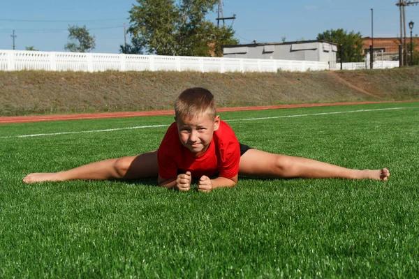 Pojke Sitter Ett Kors Garn Grässnäckan Poserar — Stockfoto