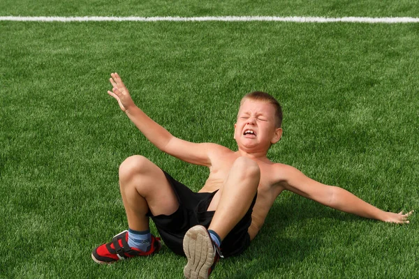 Garçon Tombe Sur Terrain Football Déclin Émotionnel Dans Football Enfants — Photo