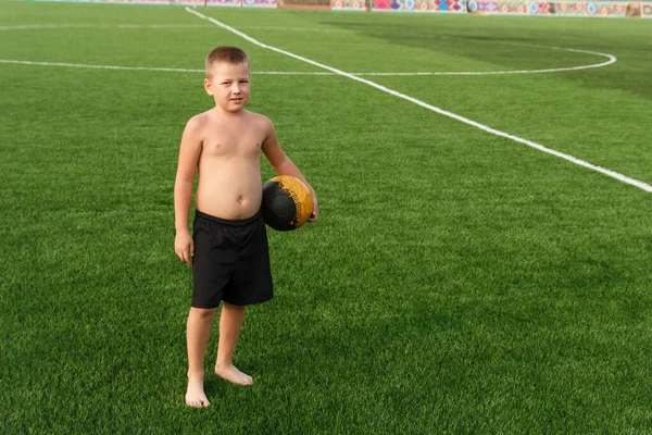 Garçon Avec Ballon Tient Pieds Nus Sur Terrain Football Les — Photo