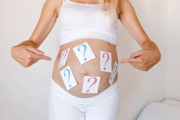 Una Mujer Embarazada Señala Estómago Con Dedo Cerca Niño Niña — Foto de Stock