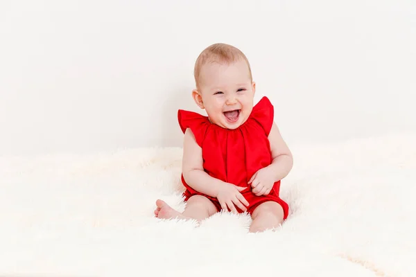 Una Linda Niña Caucásica Ocho Meses Con Traje Rojo Sienta —  Fotos de Stock