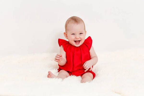 Uma Menina Branca Bonito Oito Meses Idade Terno Vermelho Senta — Fotografia de Stock