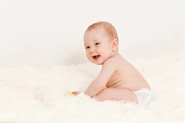 Bebé Caucásico Sonriente Sienta Una Manta Esponjosa Casa Bebé Pañal — Foto de Stock