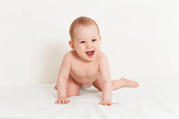 Восьмимесячный Малыш Подгузнике Ползает Кровати Белом Листе — стоковое фото