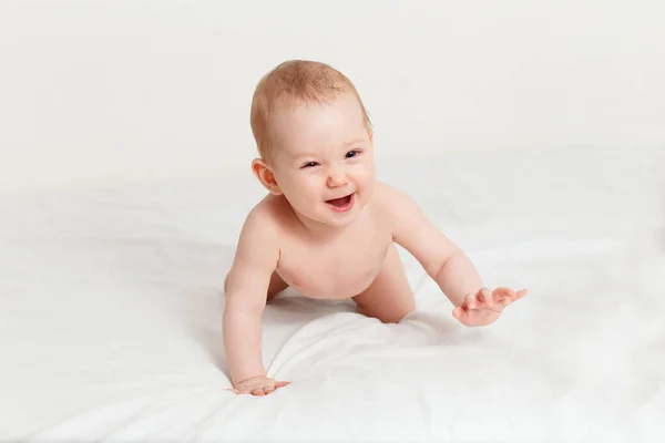 Bebé Sonriente Ocho Meses Pañal Arrastra Sobre Una Sábana Blanca — Foto de Stock