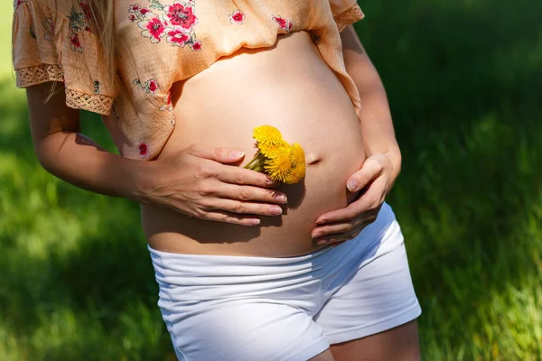 Zwanger Vrouw Grote Buik Zonlicht Sluiten — Stockfoto