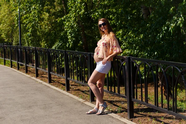 Беременная Белая Женщина Летом Парке Летом Беременность Ожидание Ребенка — стоковое фото