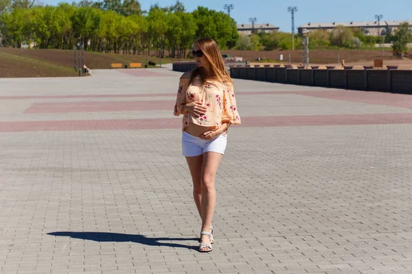 Европейская Женщина Полном Разгаре Открытом Воздухе Летом — стоковое фото