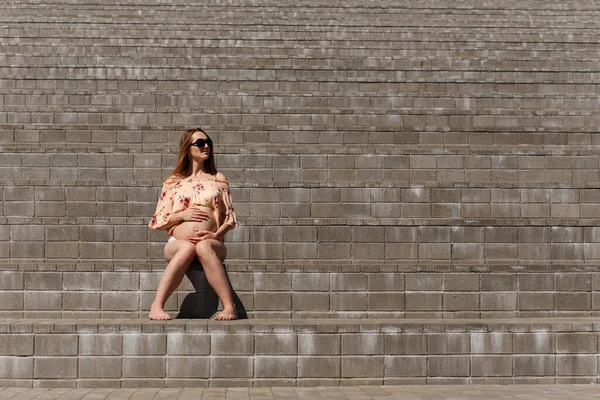 Καυκάσια Τριαντάχρονη Έγκυος Κάθεται Στα Σκαλιά Και Χτυπάει Στομάχι Της — Φωτογραφία Αρχείου