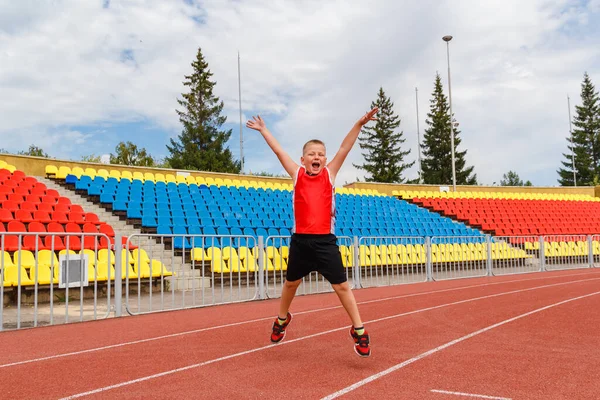 Ребенок Прыгает Спортивном Стадионе Пустые Стенды Стадионе — стоковое фото