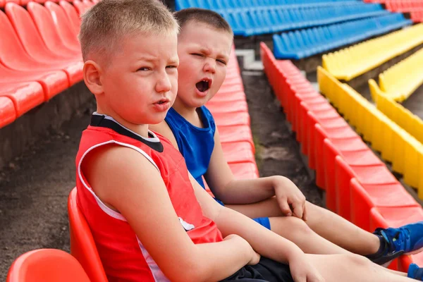 Дети Спортивной Форме Летом Сидят Красных Сиденьях Спортивном Стенде Стадиона — стоковое фото