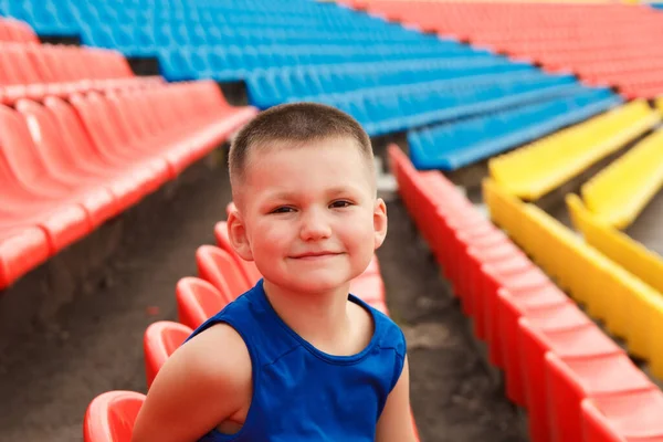 Улыбающийся Ребенок Спортивном Стадионе Рядом — стоковое фото