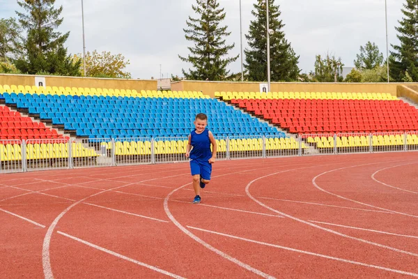 Ragazzo Sei Anni Uniforme Sportiva Corre Attraverso Stadio Sportivo Estate — Foto Stock