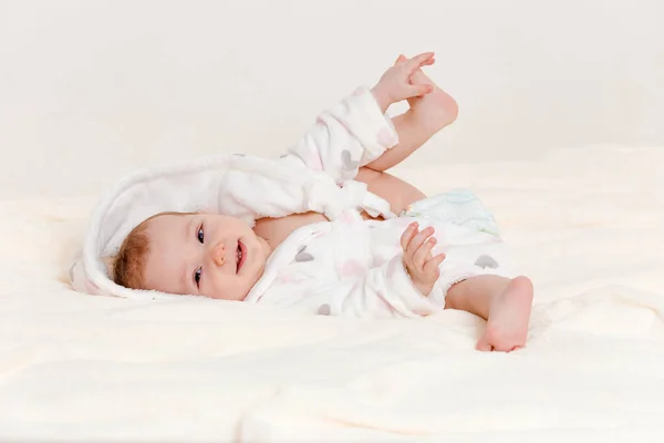 Una Niña Alegre Una Bata Terry Pañal Encuentra Cama Después — Foto de Stock