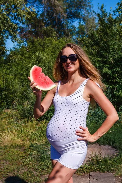 Glimlachende Zwangere Vrouw Een Stuk Rode Watermeloen — Stockfoto