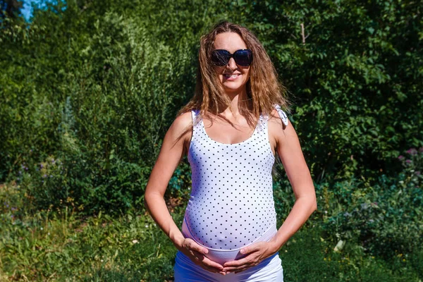 Mujer Embarazada Gafas Sol Aire Libre — Foto de Stock