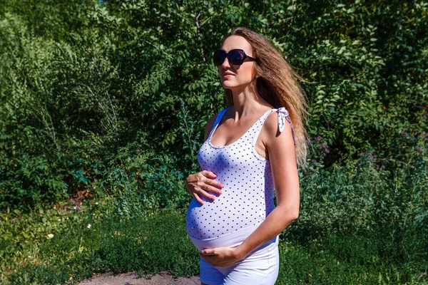 Hermosa Mujer Embarazada Traje Cuerpo Blanco Verano Aire Libre — Foto de Stock