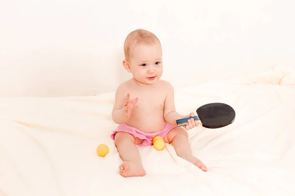 Bebê Segura Raquete Tênis Mesa Fundo Branco — Fotografia de Stock