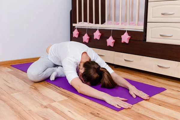 Mulher Realiza Exercício Casa — Fotografia de Stock