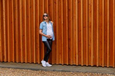 Avrupa 'da hamile bir kadın uzun ayakkabılı.