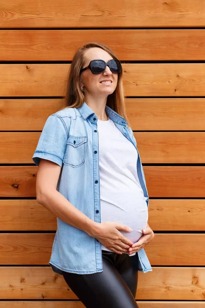 Hermosa Mujer Embarazada Camisa Azul Denim Sobre Fondo Neutro —  Fotos de Stock