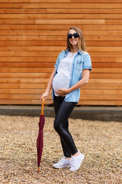 Mujer Embarazada Altura Completa Paraguas Cerrado Bastón — Foto de Stock