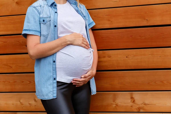 Vientre Mujer Embarazada Camiseta Cerrar — Foto de Stock