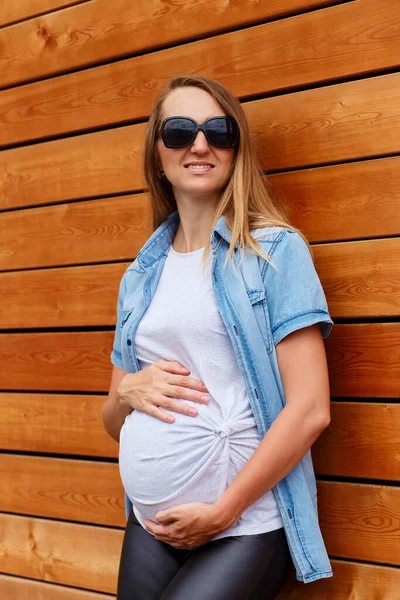 Sonriente Hermosa Mujer Embarazada Gafas Sol Mira Cámara —  Fotos de Stock