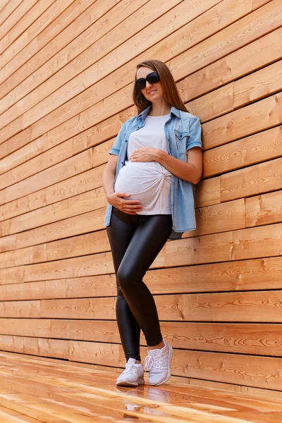 Una Mujer Embarazada Abraza Vientre Nueve Meses —  Fotos de Stock