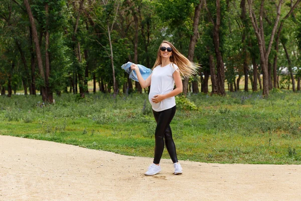 Allegro Donna Incinta Occhiali Sole Estate — Foto Stock