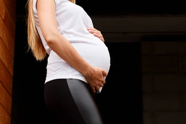 Dziewiąty Miesiąc Ciąży Brzuch Kobiety Ciąży Ciemnym Tle Blisko — Zdjęcie stockowe