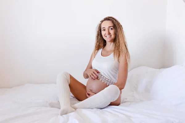 Uśmiechnięta Ciężarna Kobieta Legginsach Koszulce Białym Tle Dziewiątym Miesiącu Ciąży — Zdjęcie stockowe