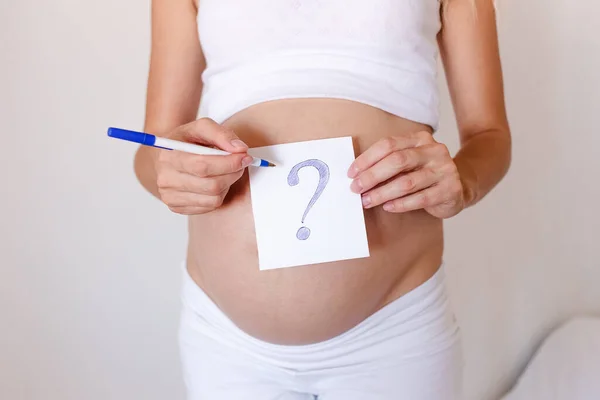 Signo Interrogación Vientre Mujer Embarazada Sobre Fondo Blanco — Foto de Stock