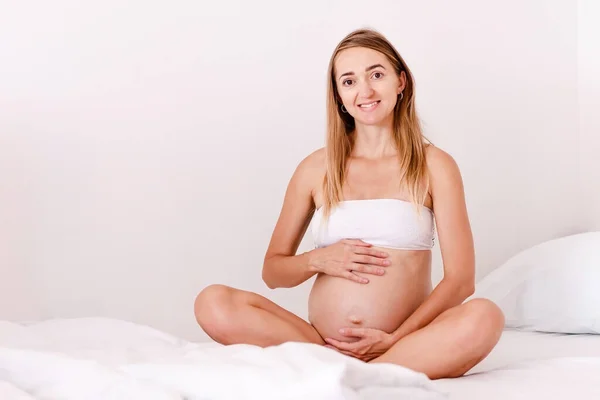 Mujer Embarazada Sonriente Con Vientre Desnudo Sienta Cama —  Fotos de Stock