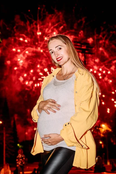 Lachende Zwangere Vrouw Achtergrond Van Een Prachtig Salute Firework Festival — Stockfoto