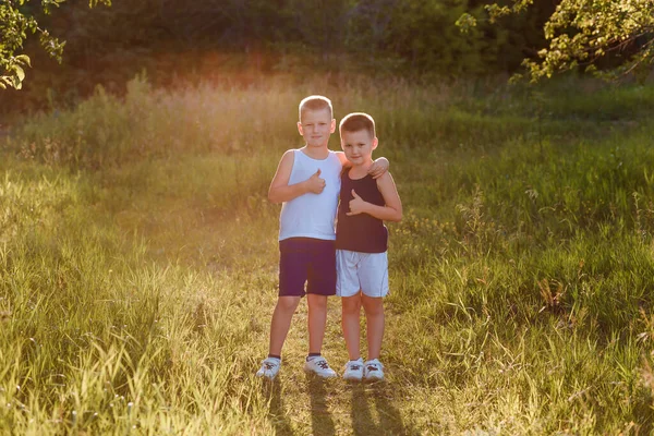 Dzieci Leniwych Ubraniach Pełnym Wymiarze Świetle Zachodu Słońca Parku — Zdjęcie stockowe