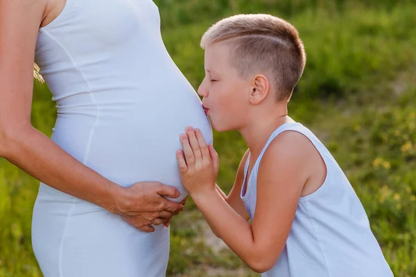 Ragazzo Baci Incinta Pancia Della Madre Vicino — Foto Stock