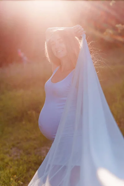 Hermosa Foto Mujer Embarazada Ropa Blanca Luz Del Sol Contador —  Fotos de Stock