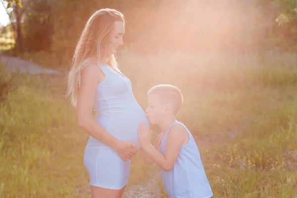 Bebé Besa Vientre Madre Embarazada Aire Libre —  Fotos de Stock