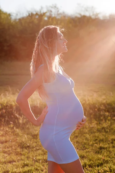 Piękna Szczupła Kobieta Ciąży Pod Słońcem Lecie Świetle Lady Raduje — Zdjęcie stockowe
