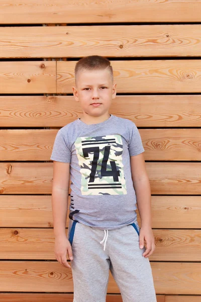 Восьмилетний Мальчик Деревянной Стены — стоковое фото