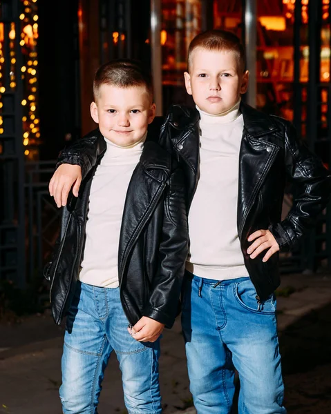 Dois Pré Escolares Com Mesmas Roupas Irmão Mais Velho Mais — Fotografia de Stock