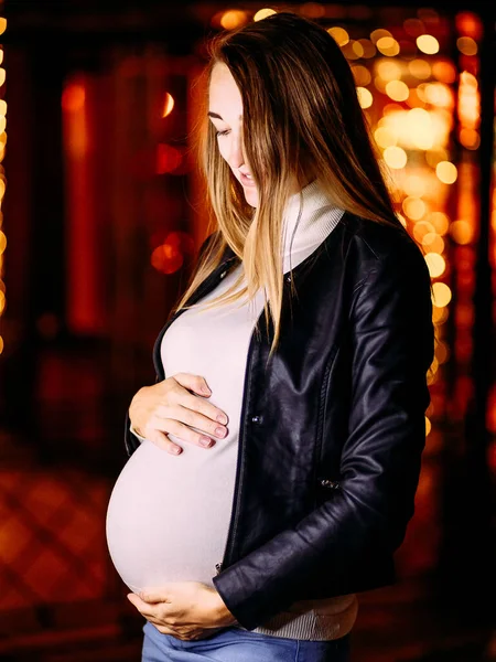 Una Foto Una Mujer Embarazada Ciudad Por Noche —  Fotos de Stock