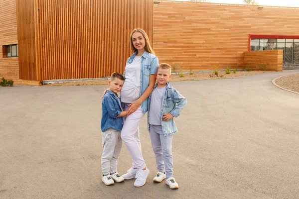 Två Förskolekillar Och Gravid Kvinna Grå Sommarkläder Lycklig Familj — Stockfoto