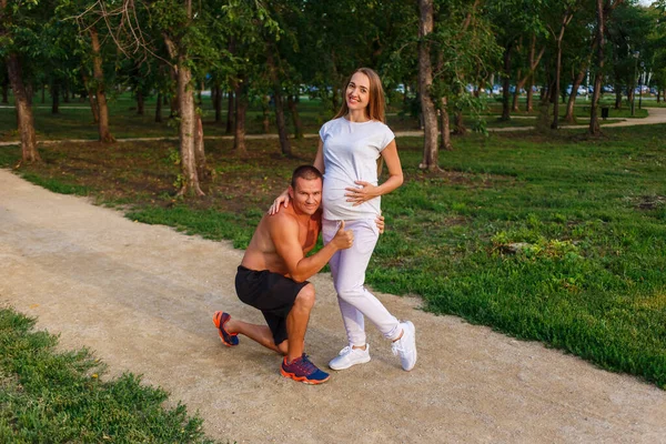 Bronzlaşmış Spor Adamı Hamile Kadın Sarılma Göbeği — Stok fotoğraf
