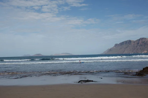 Surfare och kiters på surf stranden Famara — Stockfoto