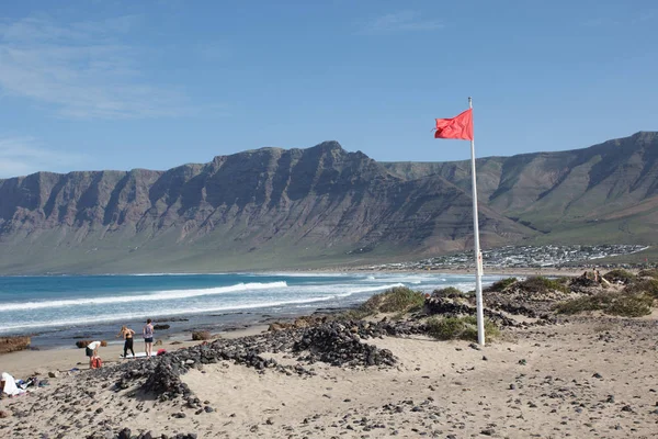 Surfisti e kiters in mare sulla spiaggia di surf Famara — Foto Stock