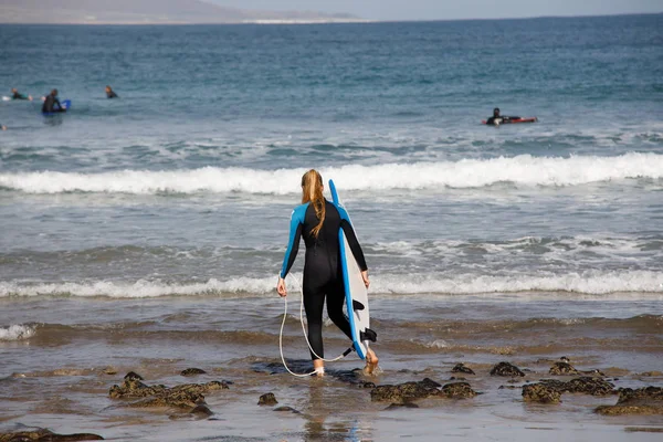 Surfers en kiters op zee op surf strand Famara — Stockfoto