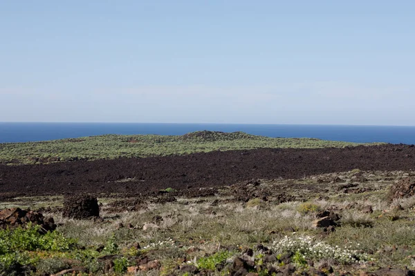 绿色的火山小岛 — 图库照片